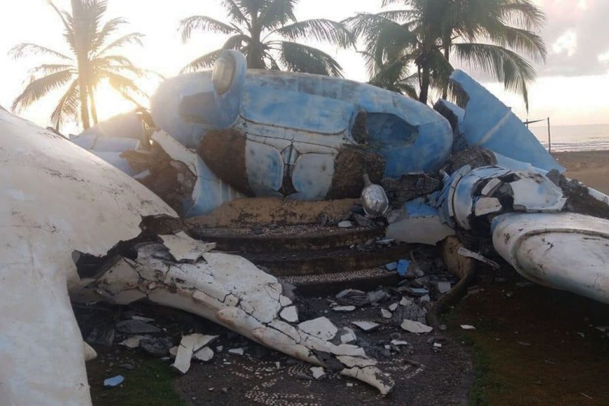 Estátua de guaiamu gigante desaba em praia no sul da Bahia