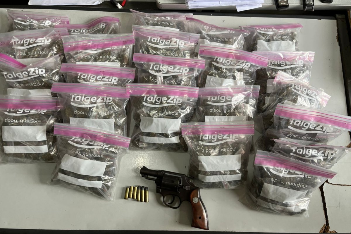PM apreende drogas e arma de fogo durante patrulhamento em Ibicaraí