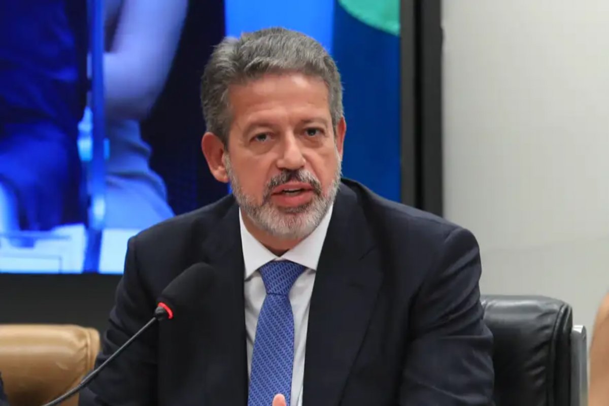 Vídeo: Em relatório, Lira amplia isenção do Imposto de Renda para quem ganha até R$ 7.350