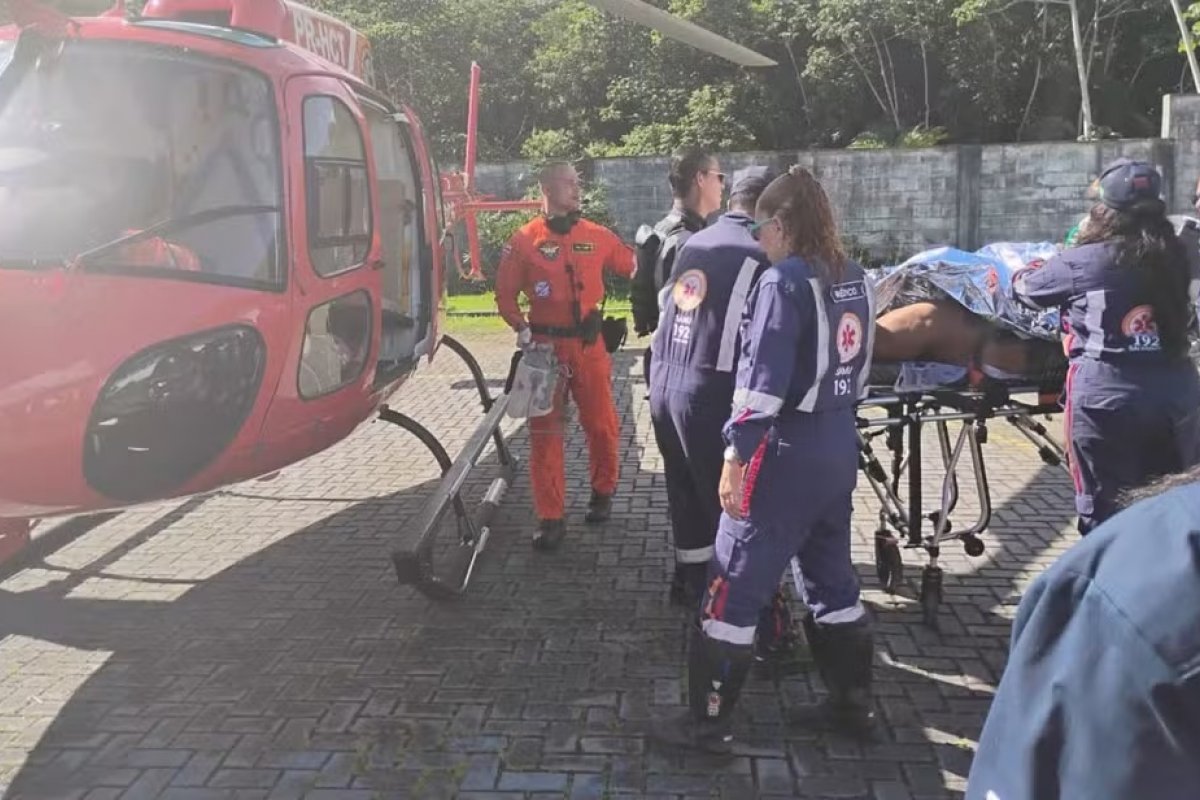 Mulher com ferimentos graves é transferida de helicóptero para o HGE após casa pegar fogo na RMS