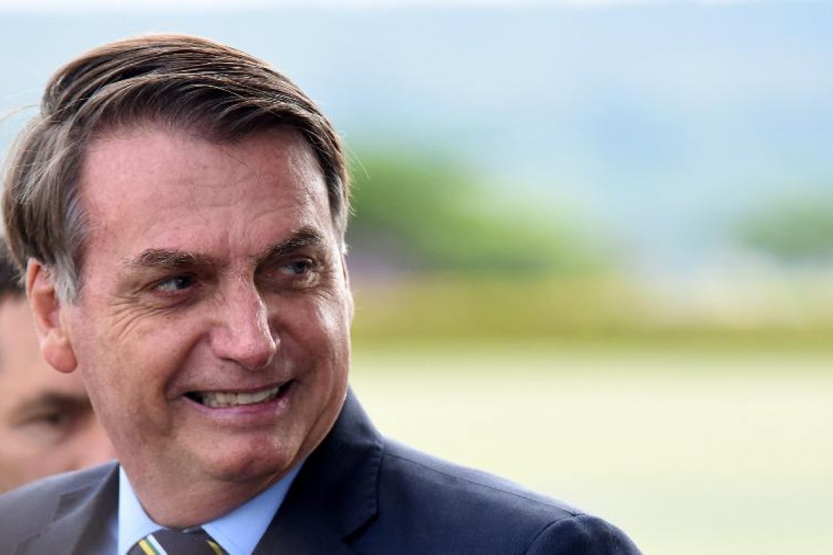 "Concursos públicos, só os essenciais", diz Bolsonaro