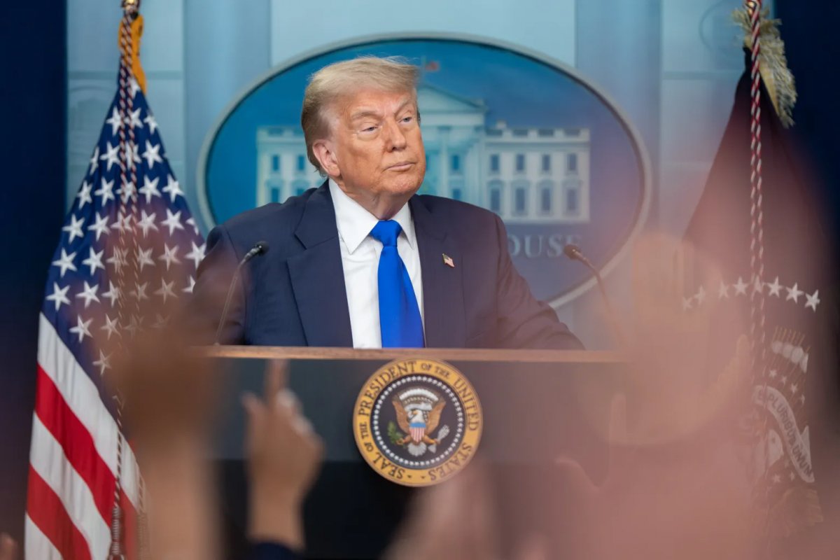 Imprensa francesa acusa Trump de extorsão e interferência política com tarifas contra o Brasil