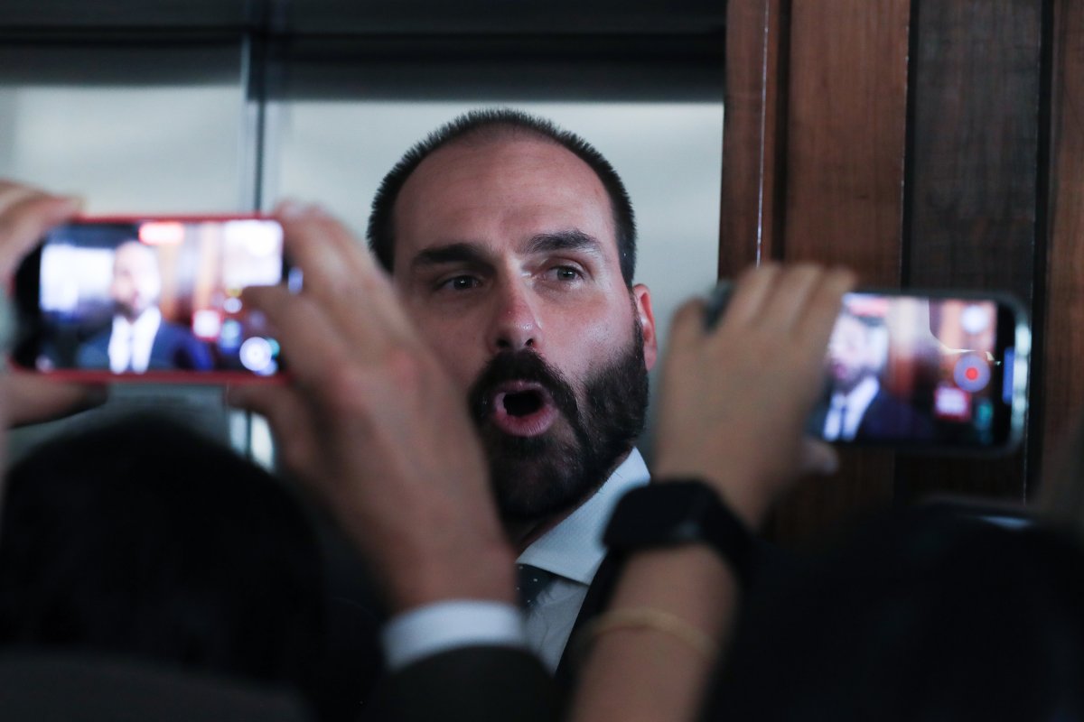 Fim de tarifaço só existe com anistia, diz Eduardo logo após Tarcísio falar em diálogo