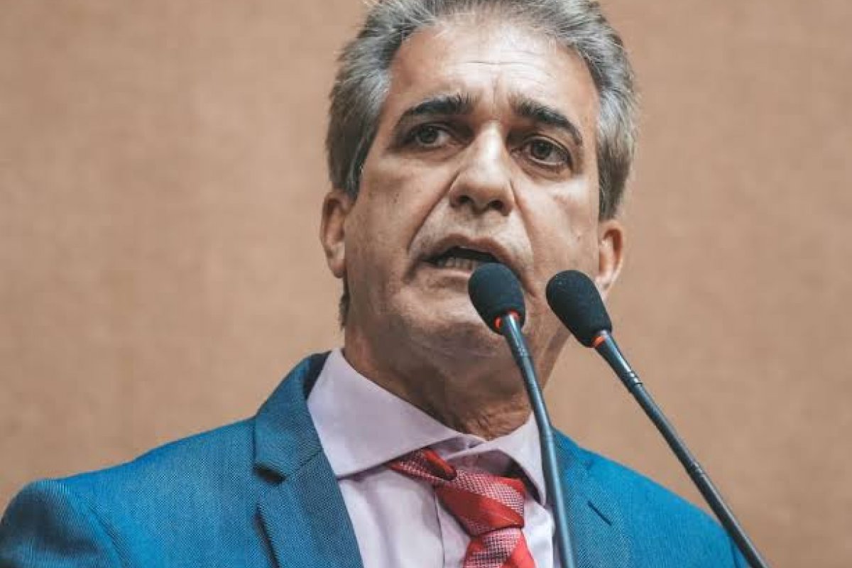 Robinson Almeida chama Bolsonaro de 'lambe-botas de Trump'  e critica submissão da extrema-direita aos EUA