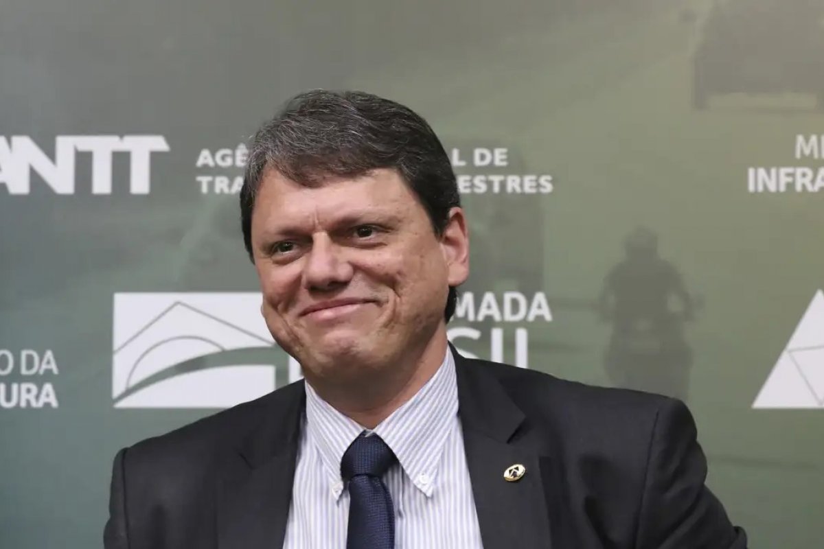 Diplomatas chamam de 'piada' reunião de Tarcísio com encarregado dos EUA, diz coluna