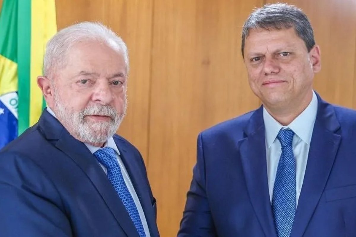 Lula usa tarifa dos EUA para mirar Tarcísio e reagir à queda de popularidade