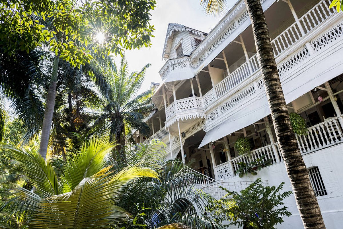 Hotel histórico é incendiado em onda de violência na capital do Haiti