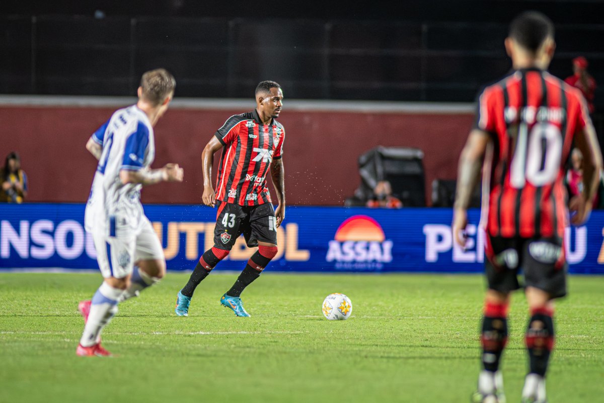 Vitória confirma renovação com zagueiro Edu até 2028