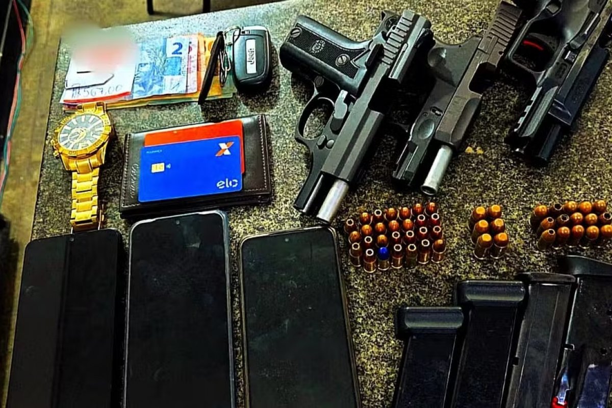 Trio é preso com carro roubado, armas, munições e drogas em rodovia da Bahia