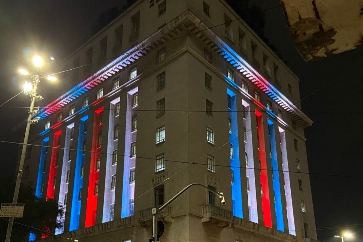Prefeitura de SP ilumina prédio com cores da França e internautas confundem com homenagem aos EUA