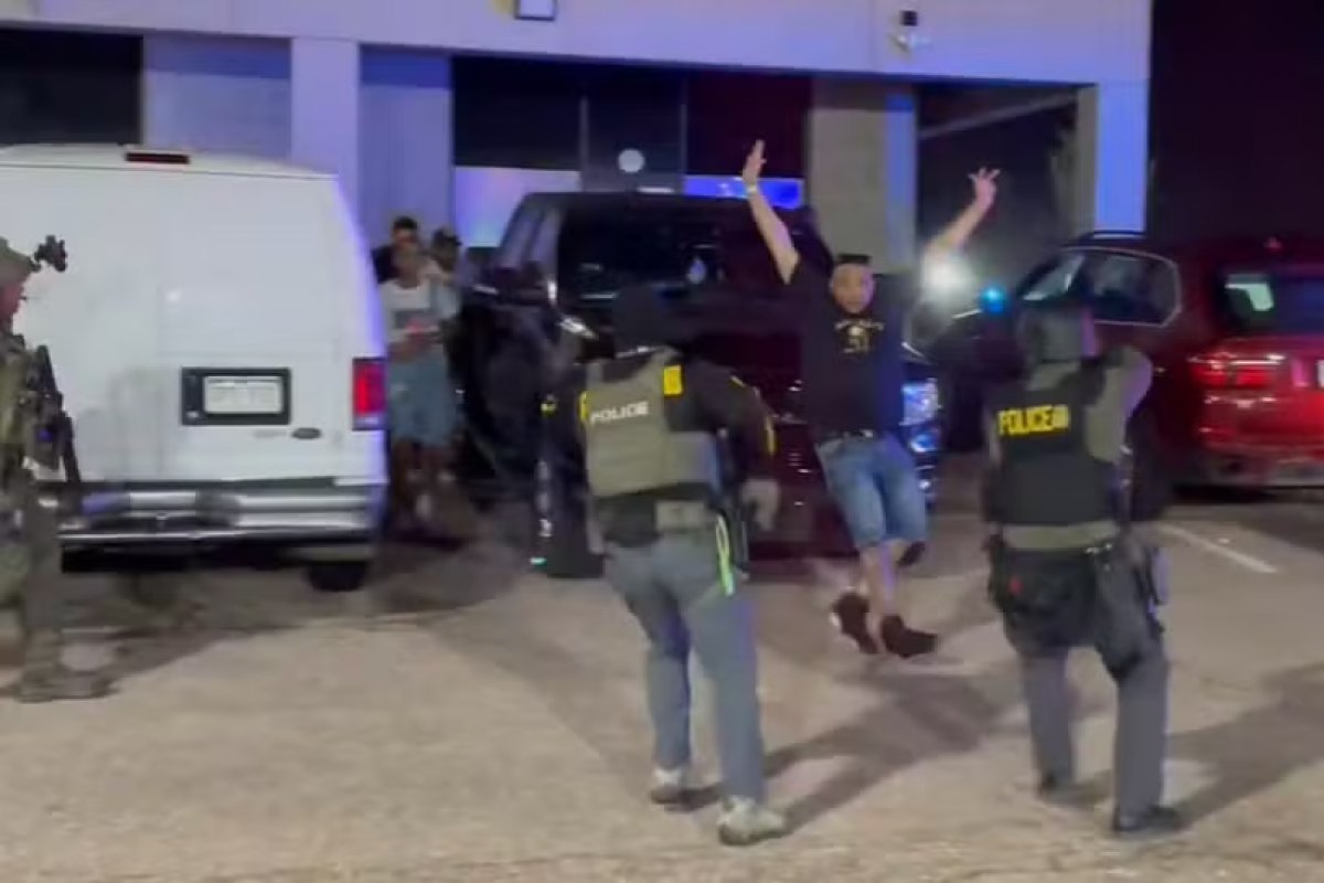 Governo dos EUA interrompe prisões de imigrantes sem causa provável