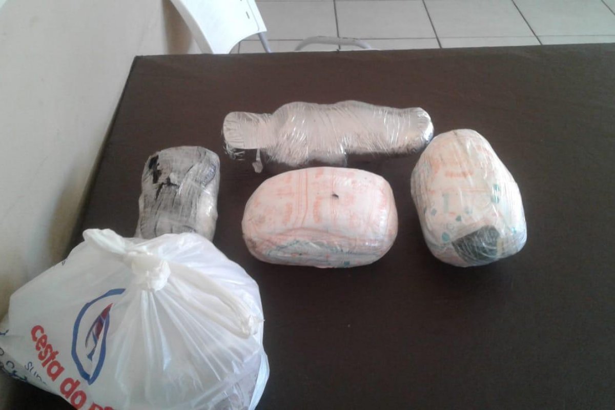 Polícia flagra grupo arremessando aparelhos celulares para a penitenciária de Mata Escura