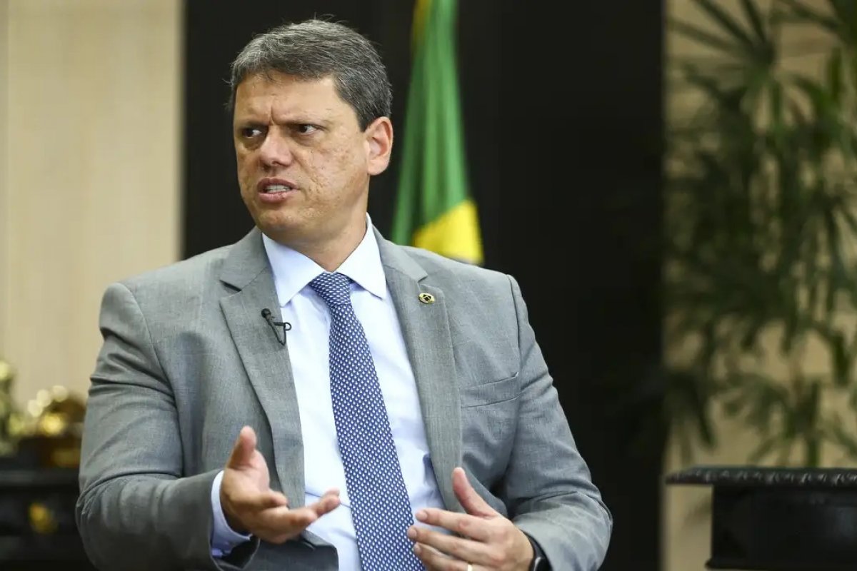 PT aciona STF e acusa Tarcísio de Freitas de tentar facilitar fuga de Bolsonaro aos EUA
