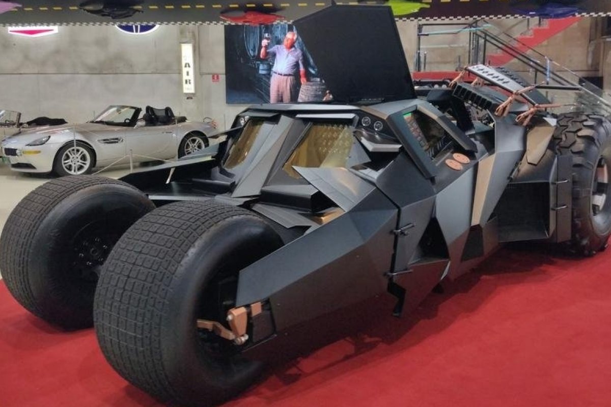 Neymar compra Batmóvel!