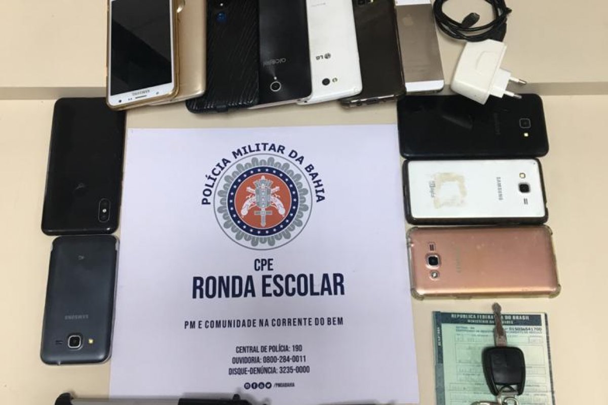 Doze aparelhos celulares roubados em escola de Pernambués são apreendidos