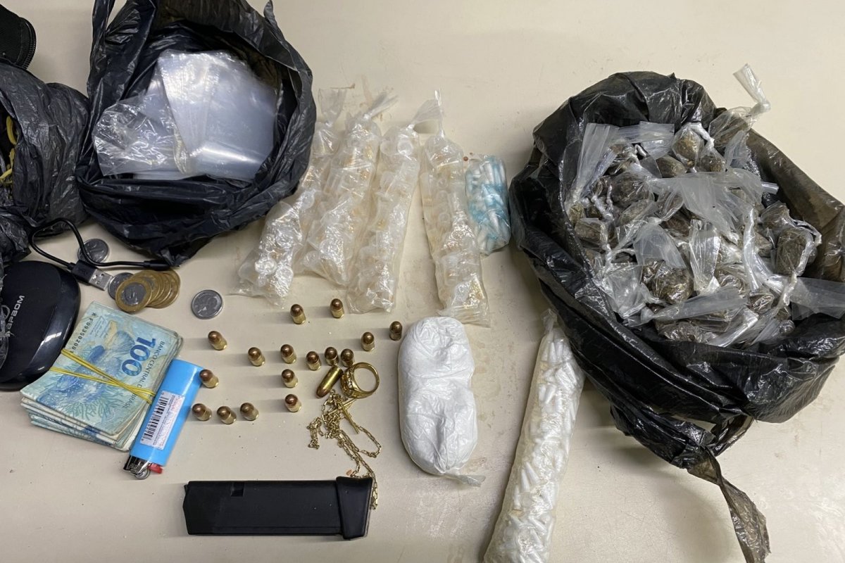 PM aprende mais de 5 mil reais e 59 porções de maconha em Santa Cruz
