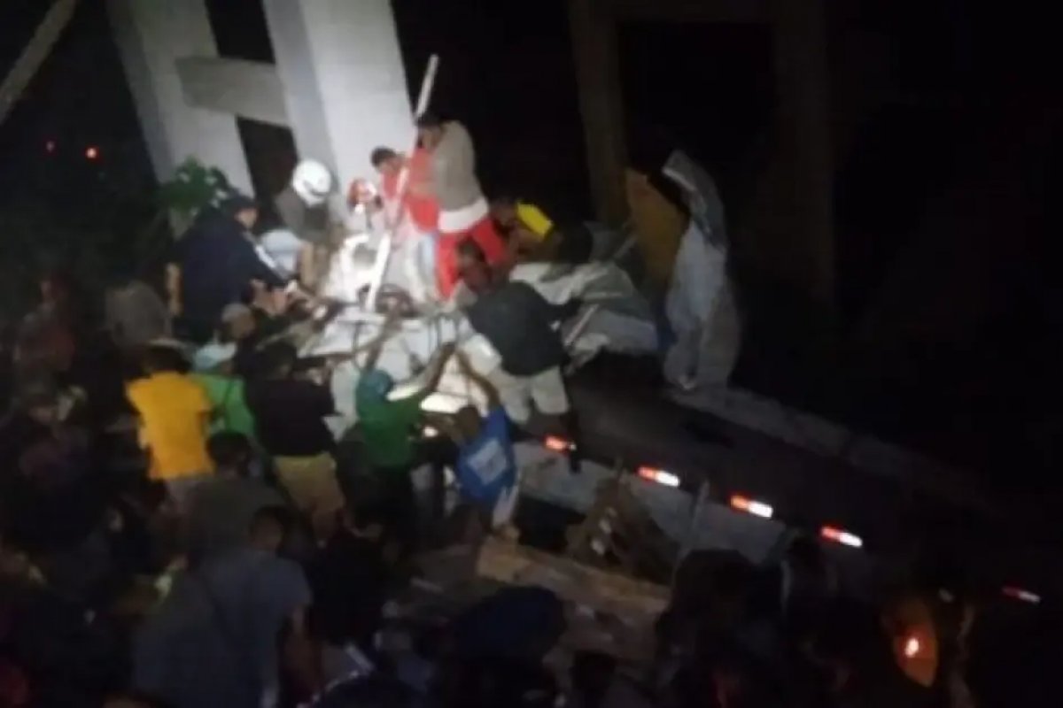 Motorista fica ferido após caminhão cair de ponte na BR-116, em Cândido Sales