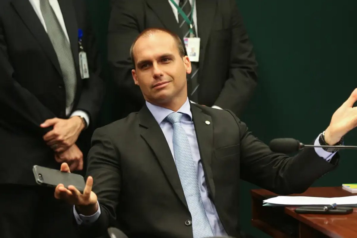 Eduardo Bolsonaro diz que não pretende voltar ao Brasil e admite abrir mão do mandato na Câmara