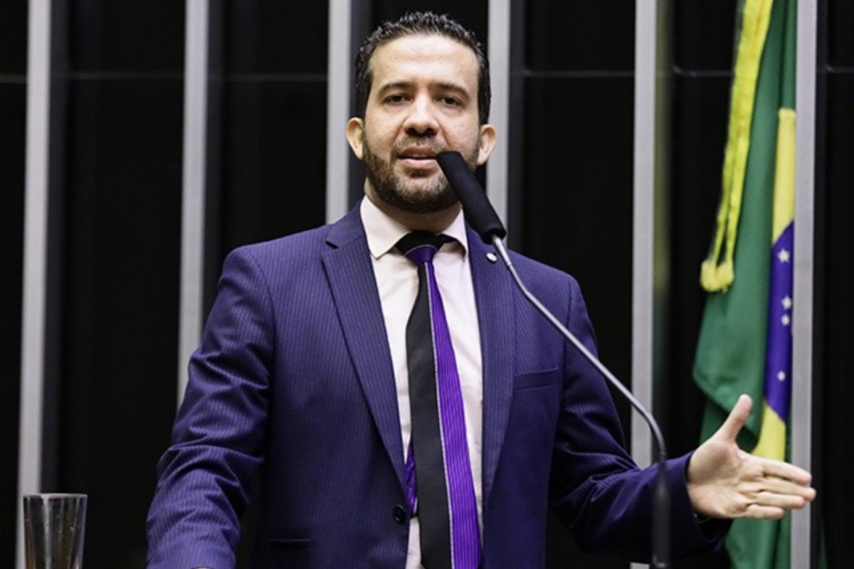 Vídeo: André Janones presta queixa contra deputados da oposição por lesão corporal, injúria e importunação sexual