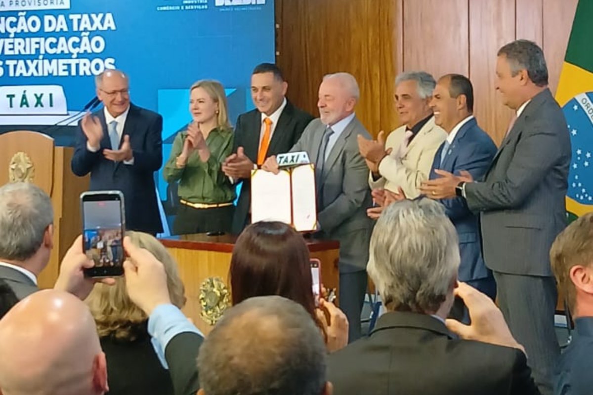 Durante assinatura de Medida Provisória que isenta a taxa de verificação de taxímetros, Alckmin ressalta trabalho de "desburocratização" do governo