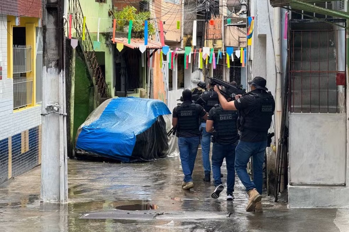 Polícia identifica suspeitos de ataques que deixaram delegado e policial aposentado feridos em Salvador