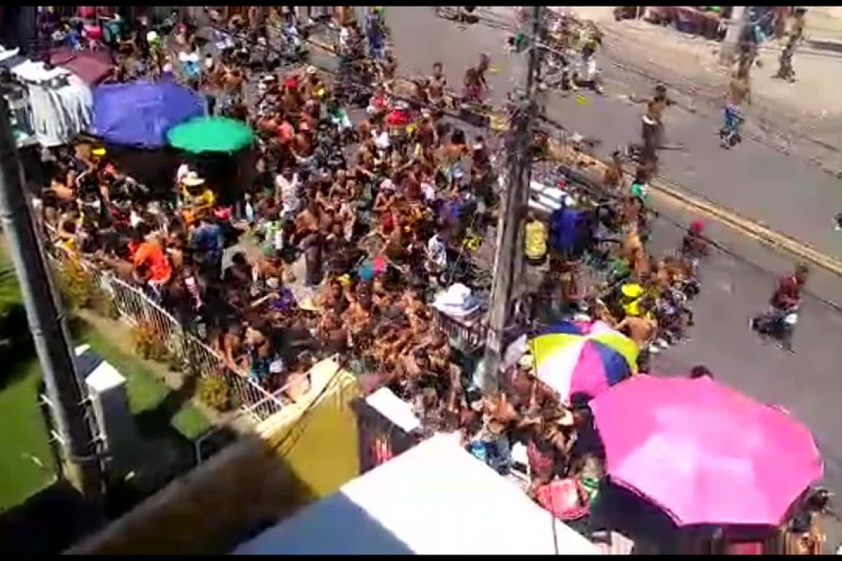 Veja vídeo: Grupos rivais brigam durante desfile das Virgens de Olinda