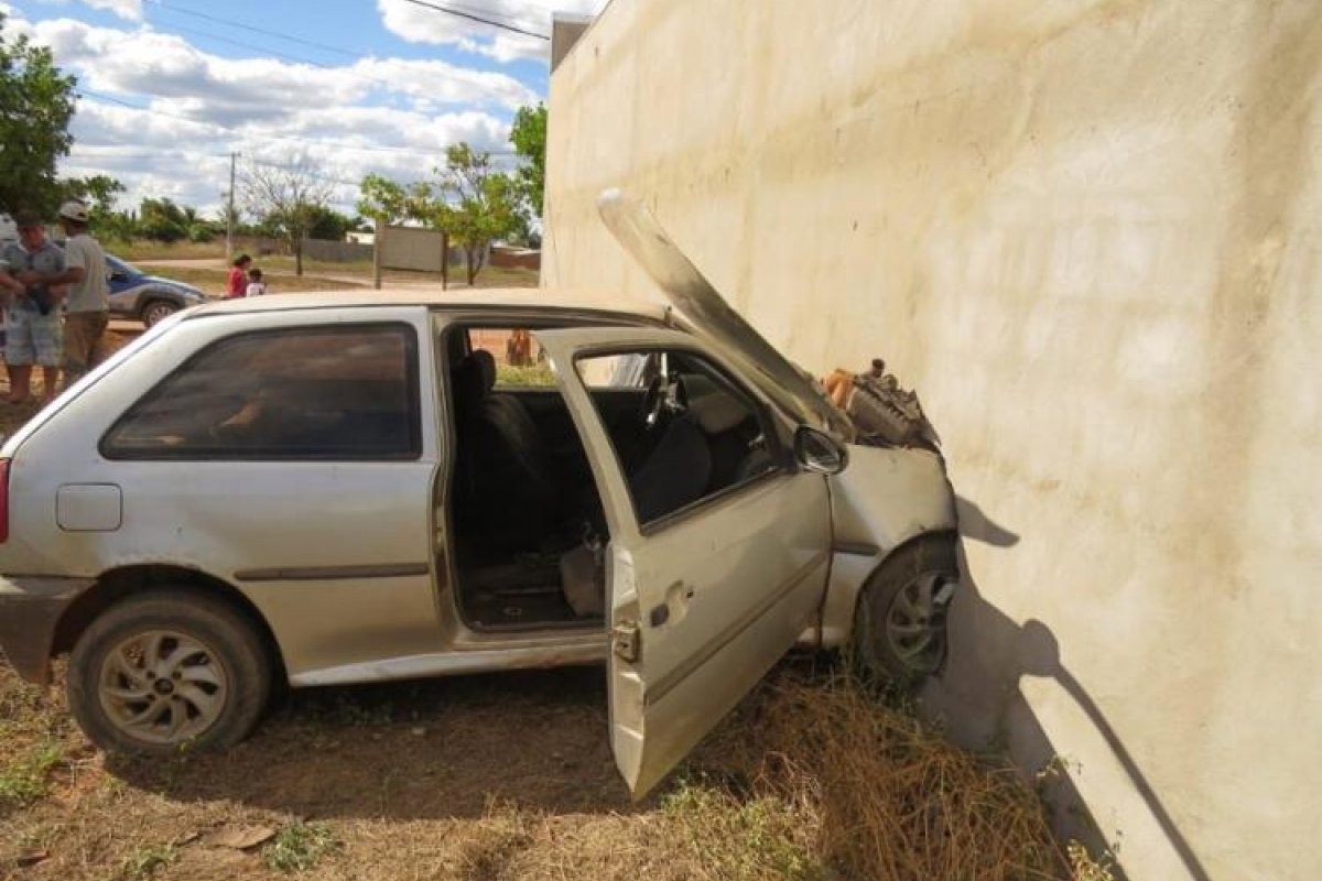 Carro invade igreja no interior da Bahia