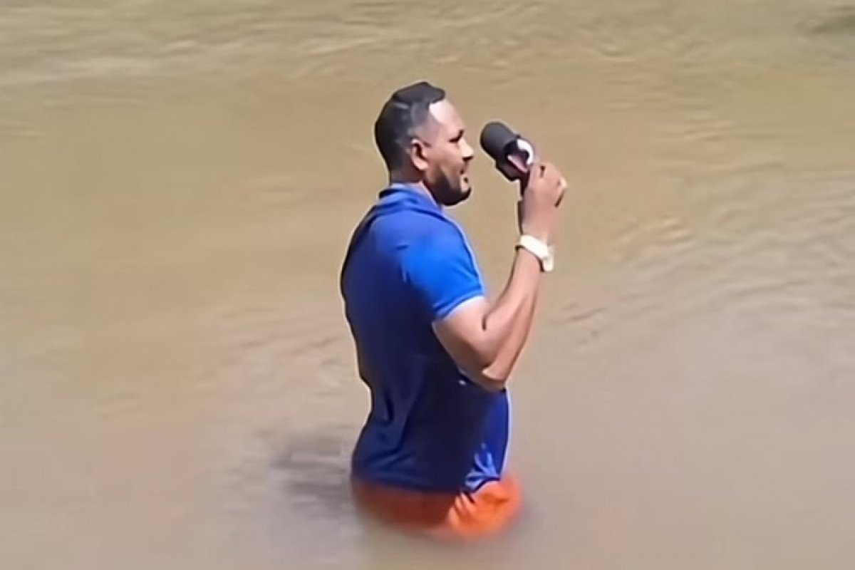 Vídeo: Repórter pisa em corpo de adolescente desaparecida em enchente