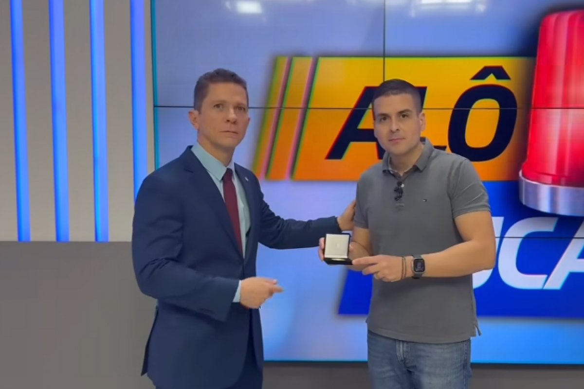 Vídeo: Marcelo Castro, o "Alô Juca", recebe "lembrança" da Polícia Civil da Bahia e é criticado nas redes