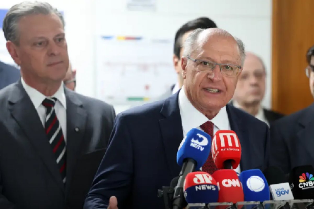 Alckmin afirma que o governo pretende resolver tarifaço até o dia 1º, para evitar a necessidade de solicitar adiamento