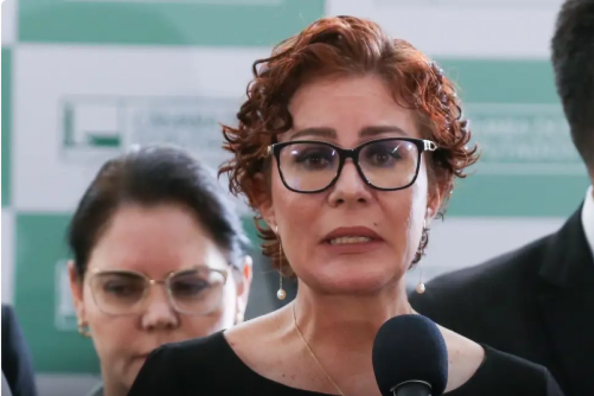 Carla Zambelli entrega apartamento funcional à Câmara