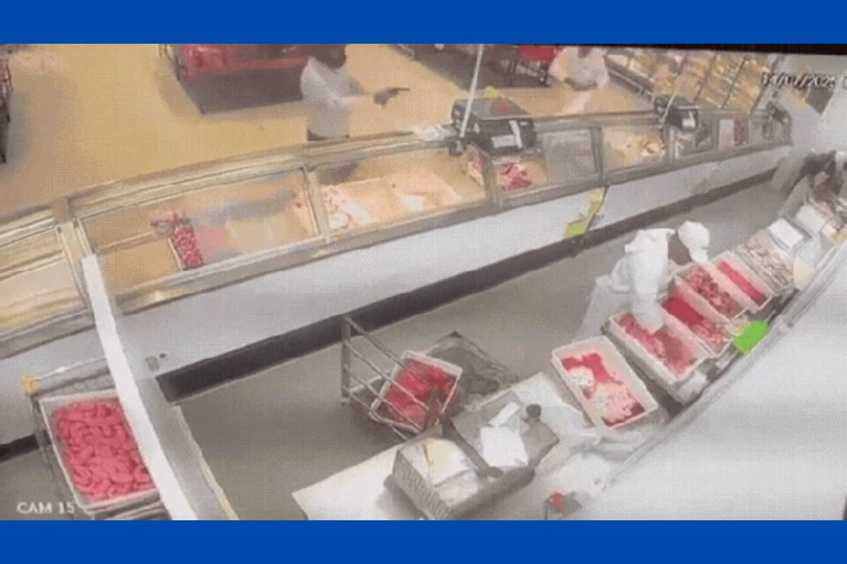 Vídeo: funcionário de mercado imobiliza e impede colega de trabalho de atirar em outro no extremo sul da Bahia