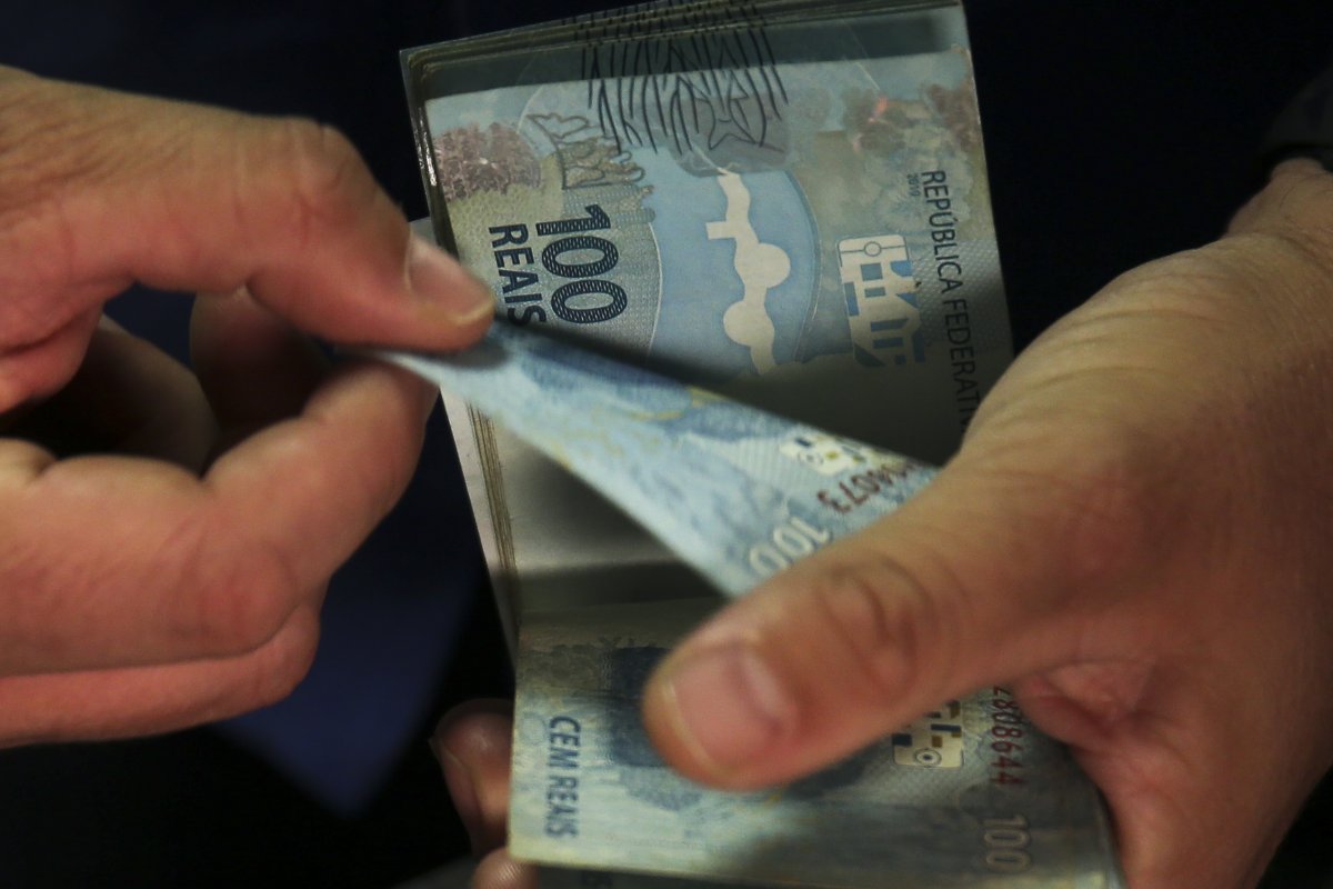 83% dos brasileiros apoiam limitar supersalários, mostra Datafolha