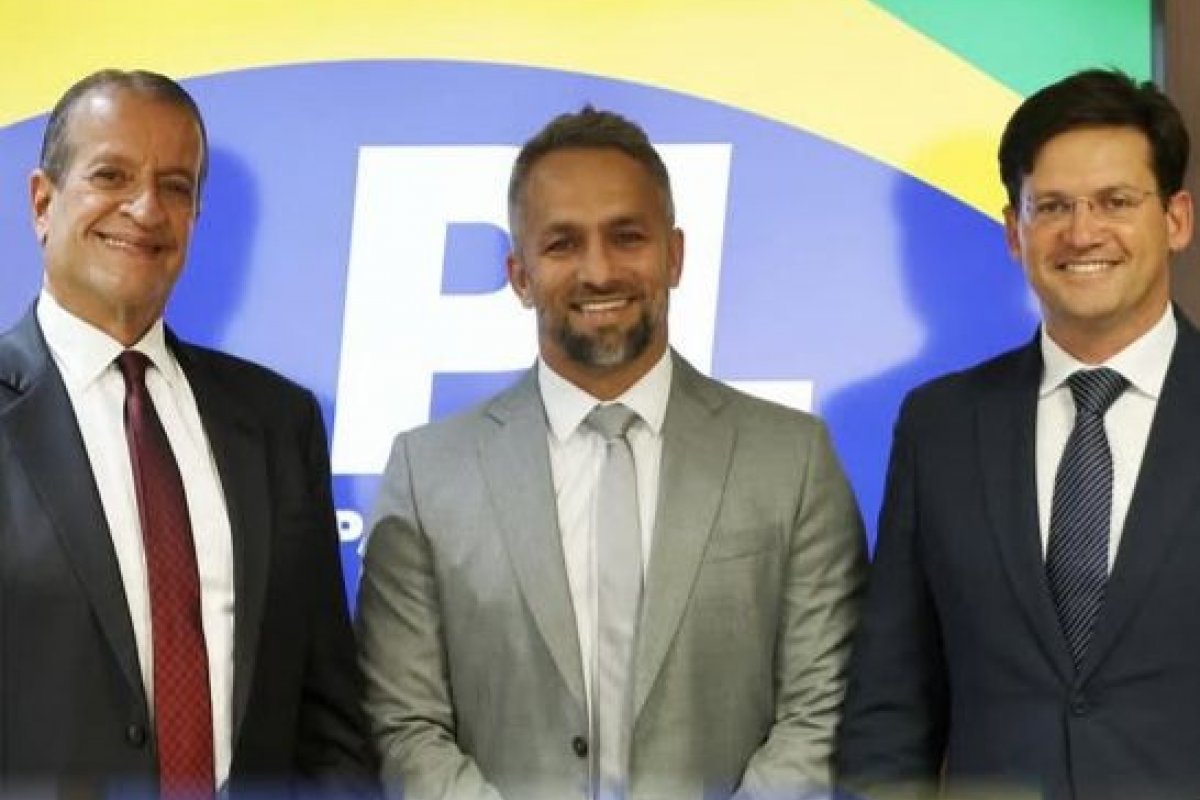Flávio Matos deixa União Brasil, se filia ao PL e chancela crise com Elinaldo em Camaçari