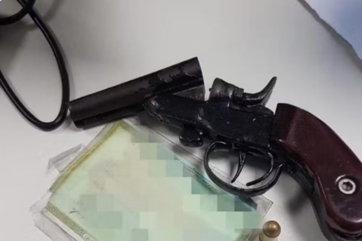 Jovem de 14 anos portava revólver dentro de ônibus escolar em Feira de Santana