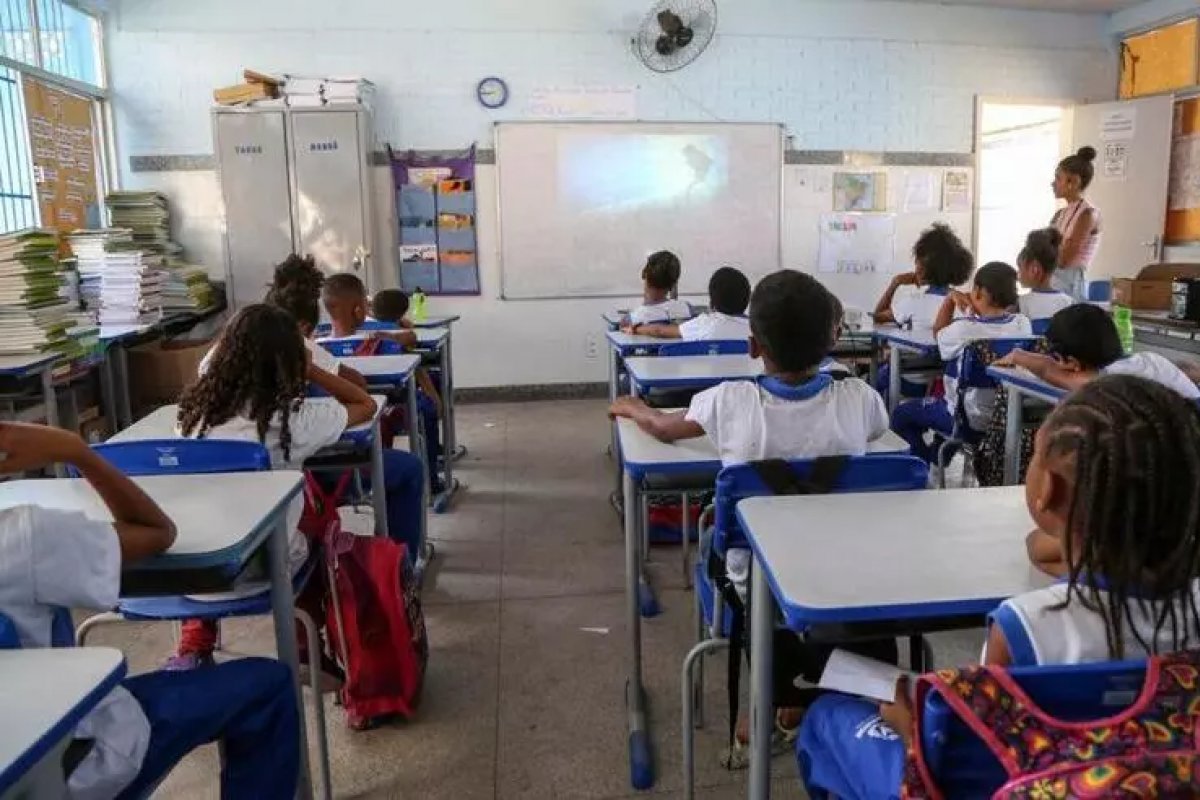 Alunos vêm do ensino básico sem saber ler nem escrever, diz professora do ensino médio sobre baixo índice de alfabetização na Bahia