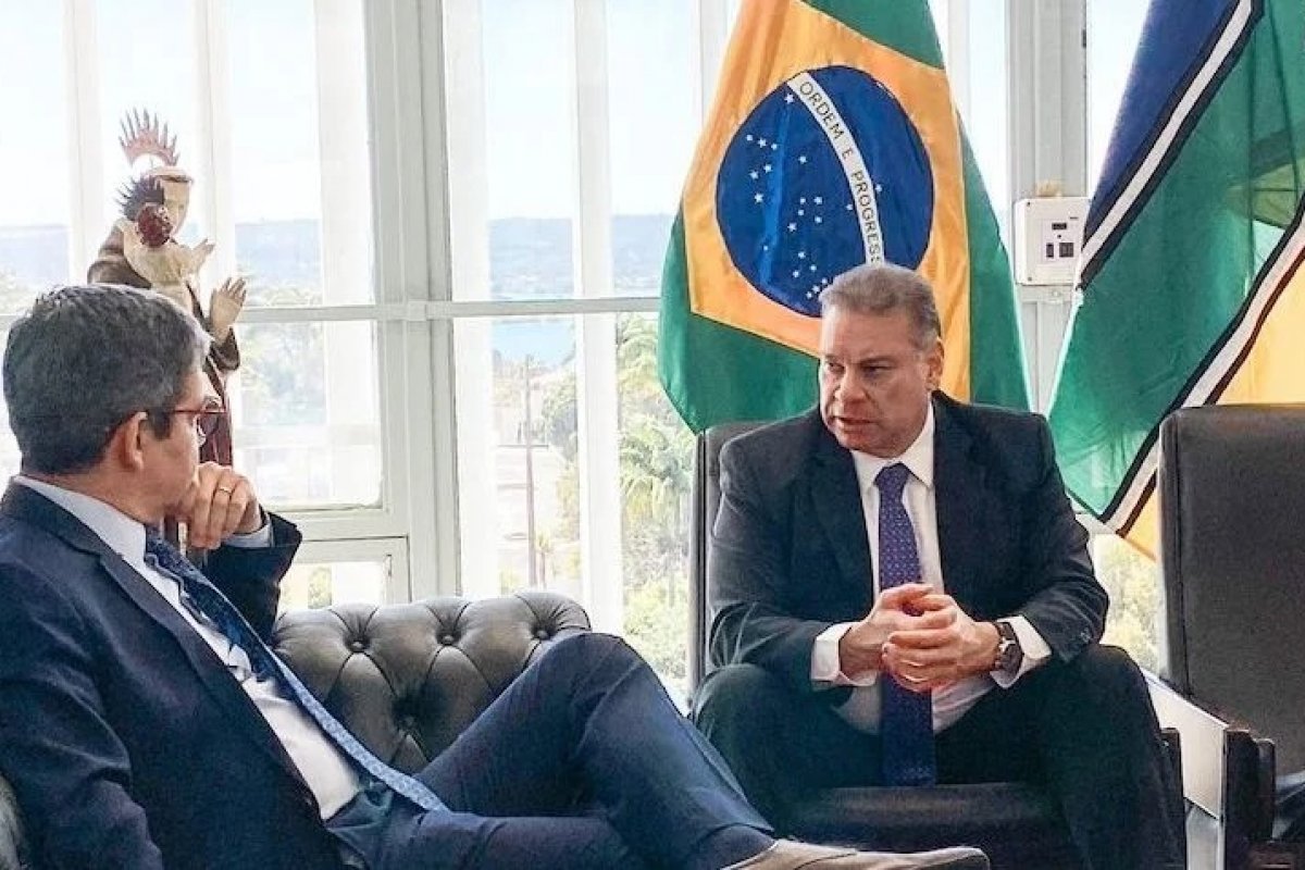 Encarregado de negócios dos EUA afirma que início do tarifaço pode ser adiado, diz colunista