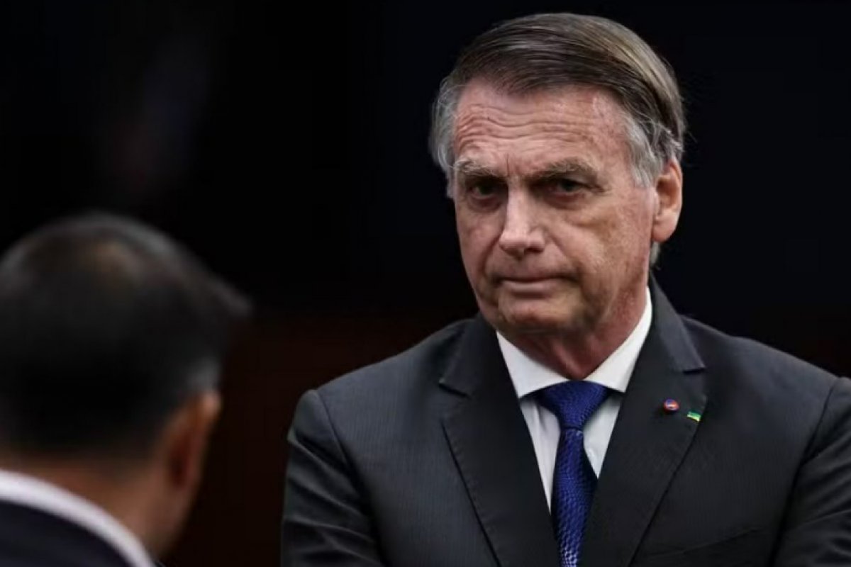 “Se o Lula sinalizar pra mim", diz Bolsonaro sobre negociar tarifa com Trump