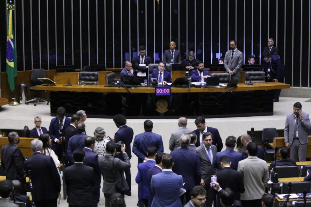 OAB dos médicos: Câmara aprova urgência para projeto que cria exame nacional obrigatório 