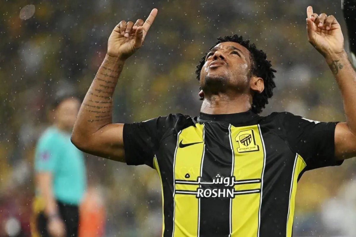 Romarinho chega a Salvador para assinar com Vitória por uma temporada