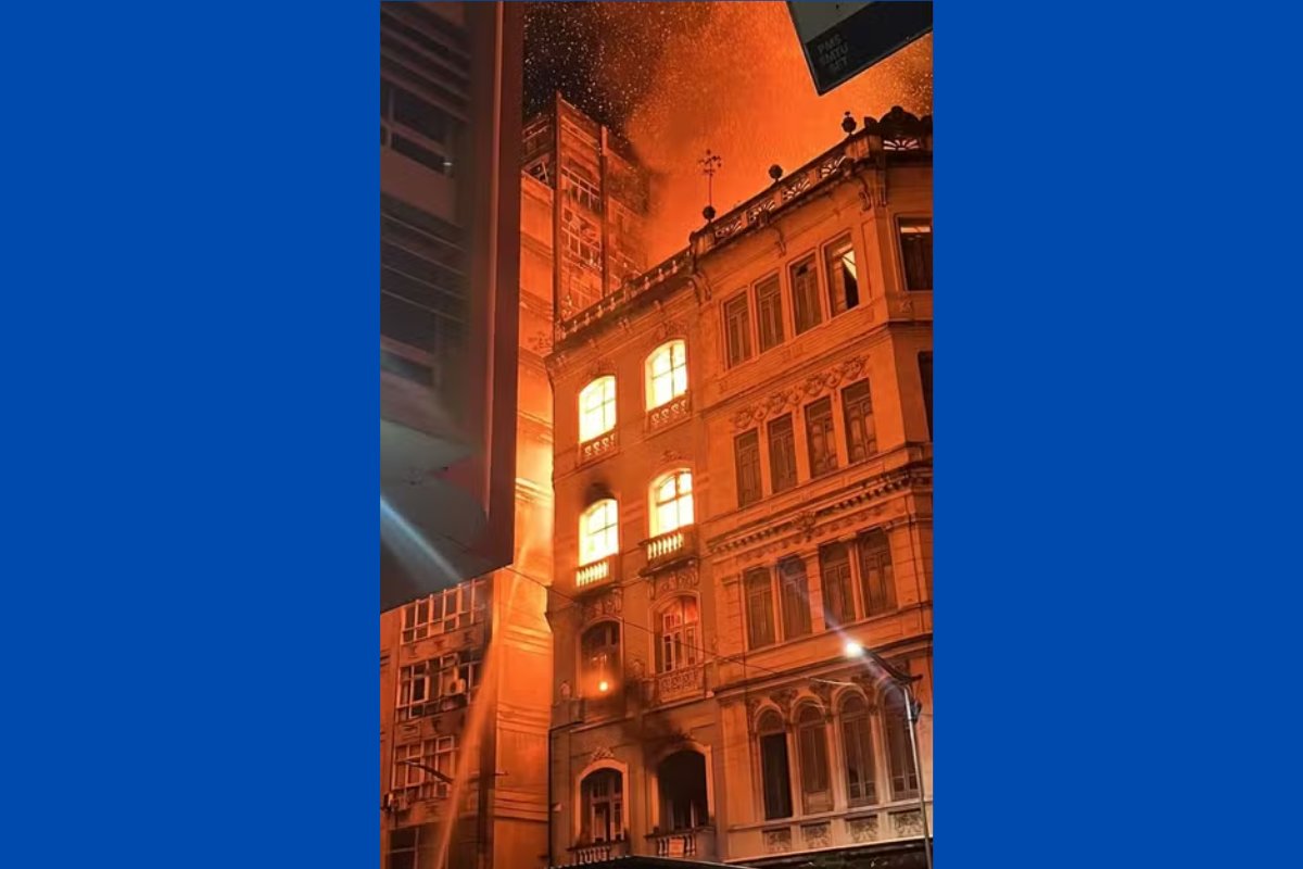 Bombeiros atuam há mais de 32 horas em incêndio de casarão que atingiu outros três prédios históricos no Centro de Salvador