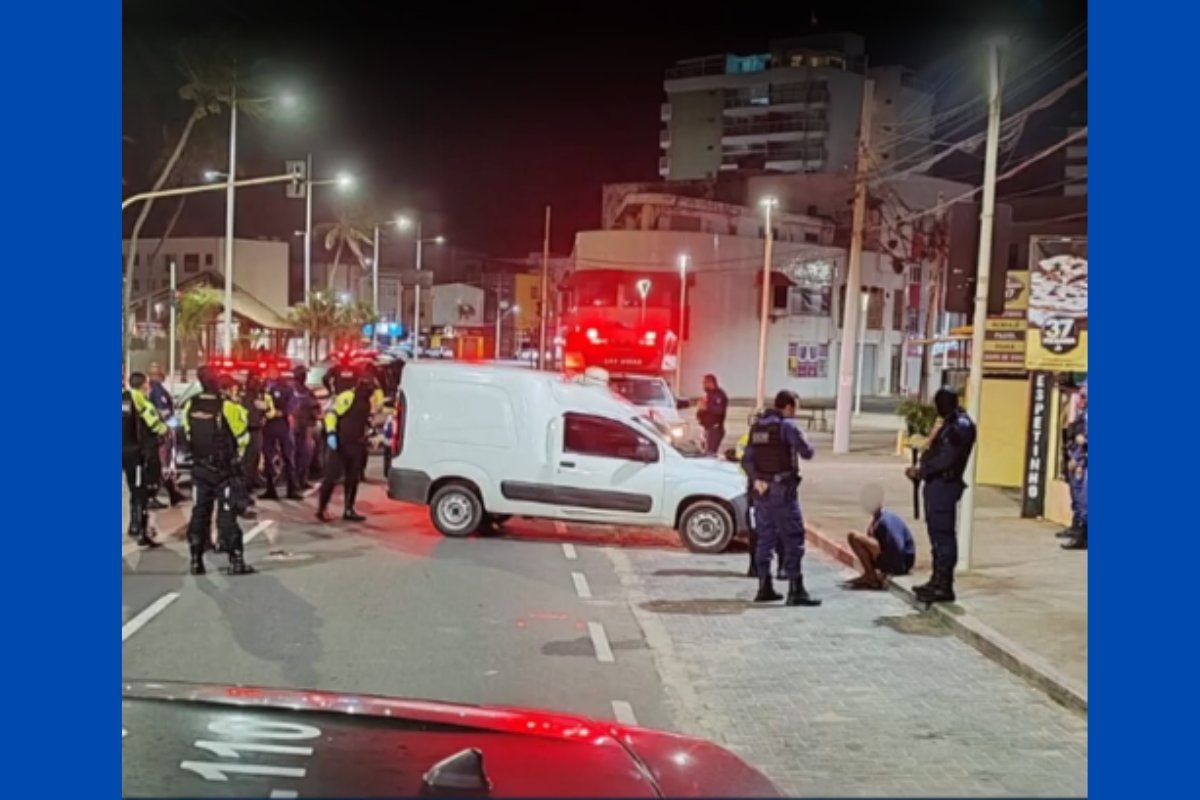 Motorista é detido após tentar fugir de blitz e ser flagrado transportando homem morto em Salvador