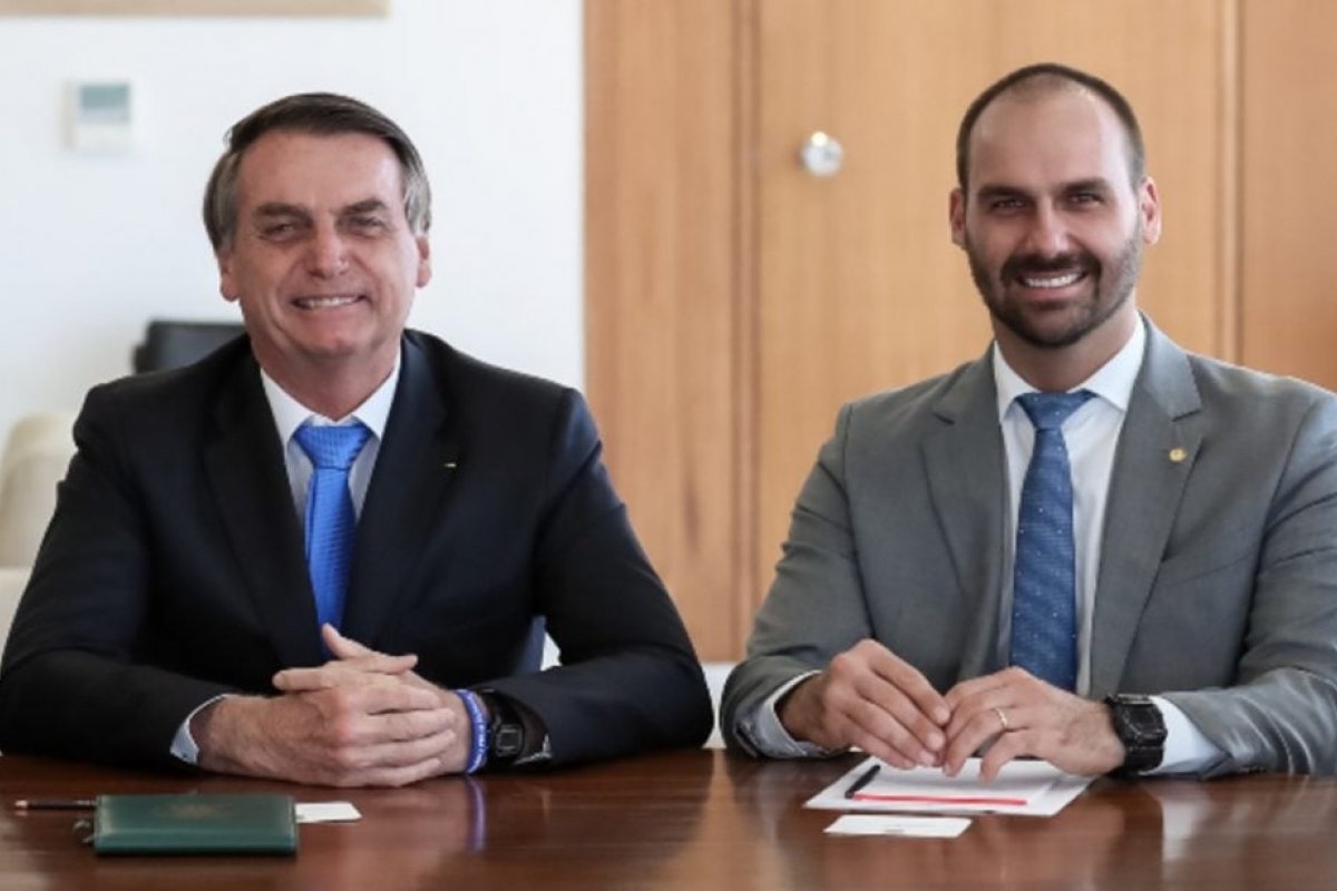 Eduardo publica em inglês, diz que Moraes "dobrou a aposta" em operação contra Bolsonaro, e confirma que não poderá entrar em contato com o pai