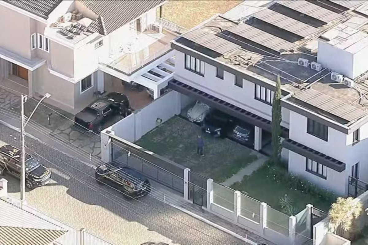 Pen drive em banheiro, 14 mil dólares e cópia de ação contra Moraes nos EUA são encontrados pela PF na casa de Bolsonaro