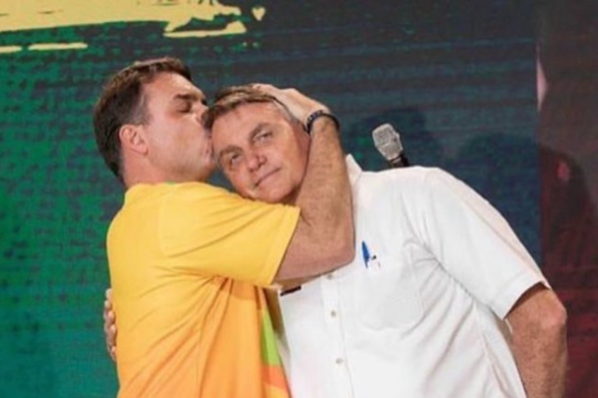 Flávio faz publicação e classifica medidas cautelares impostas pelo STF contra Bolsonaro como 'totalmente desnecessárias e covardes'