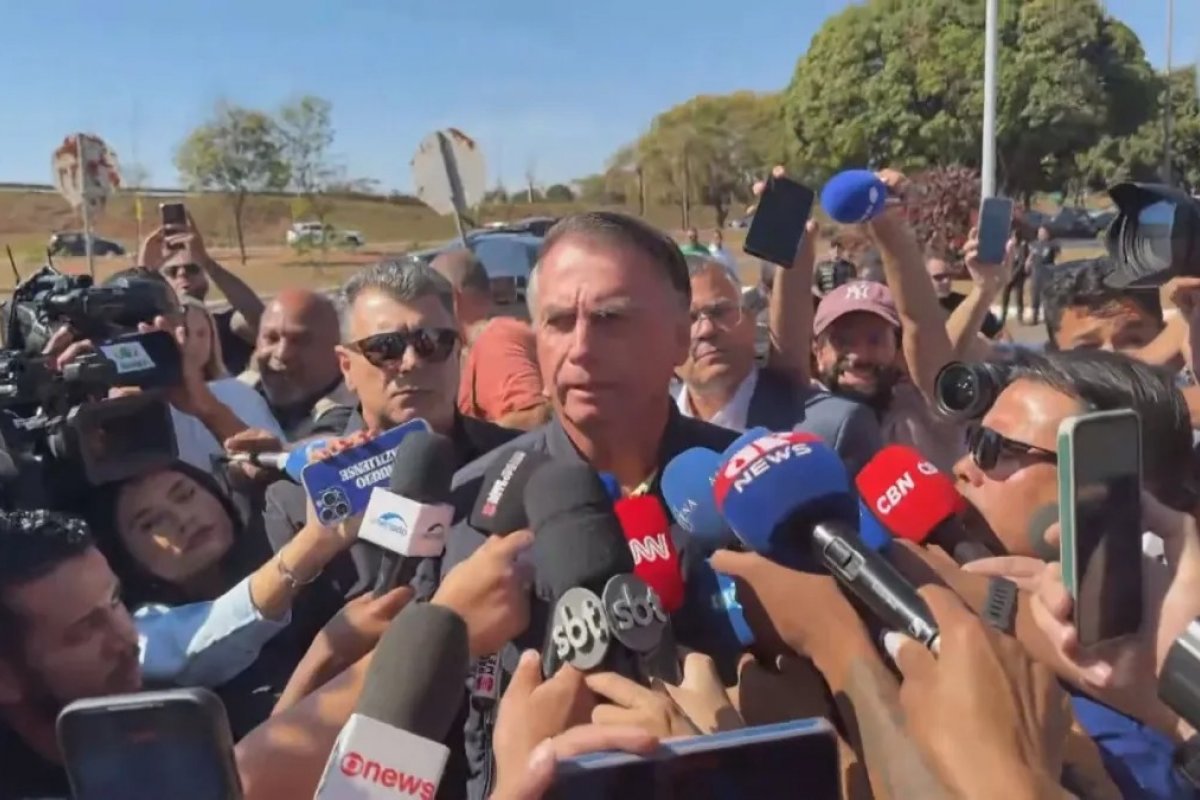 'Suprema humilhação': Bolsonaro volta a negar tentativa de golpe e diz que nunca pensou em sair do Brasil, em pronunciamento após colocar tornozeleira eletrônica