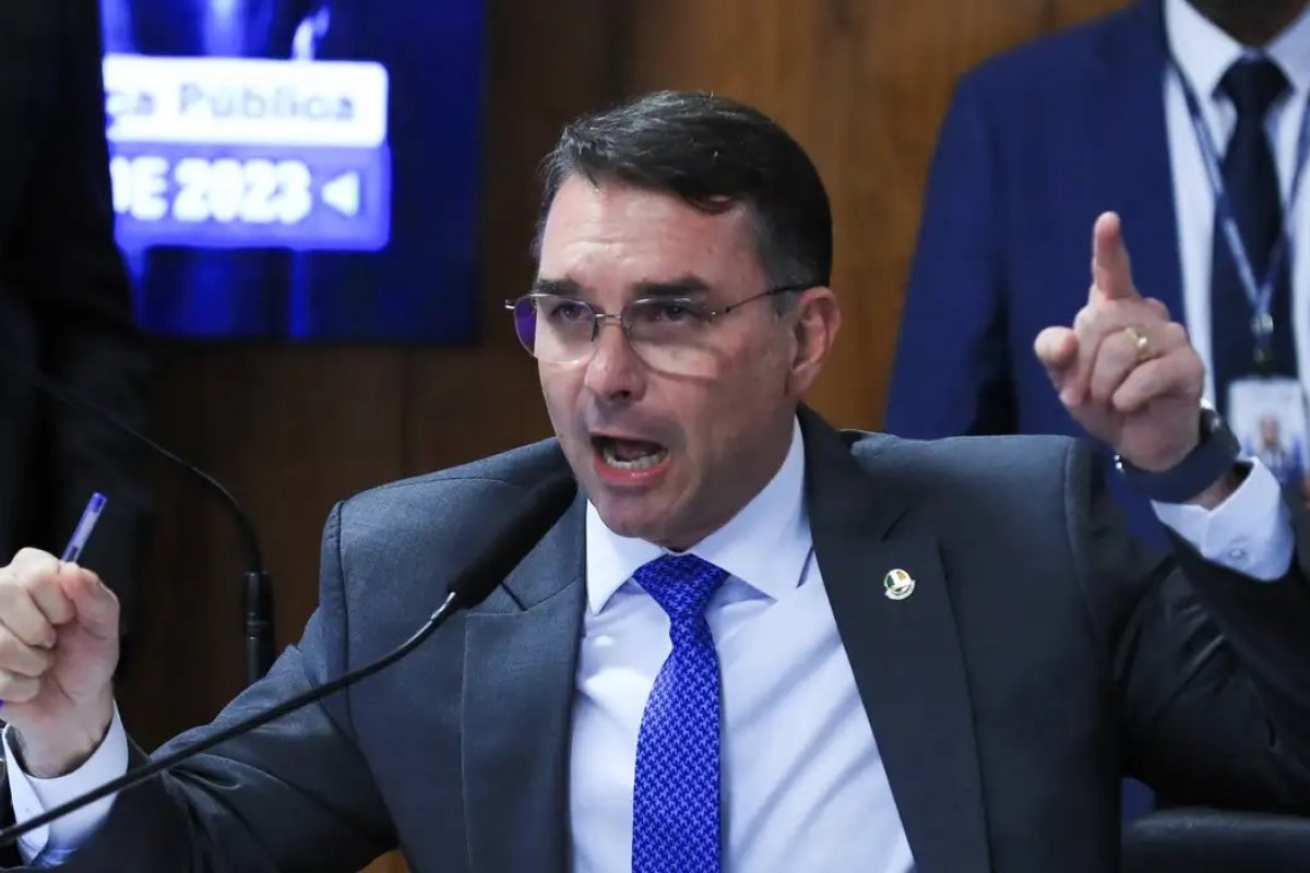 Flávio Bolsonaro viaja a Portugal um dia antes de operação da PF contra o pai
