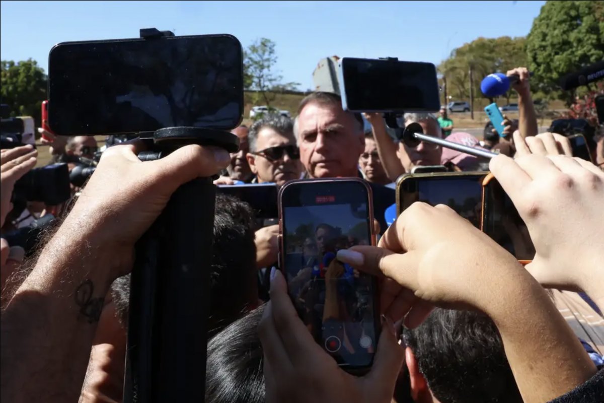 Bolsonaro volta para casa antes das 19h para cumprir ordem de recolhimento