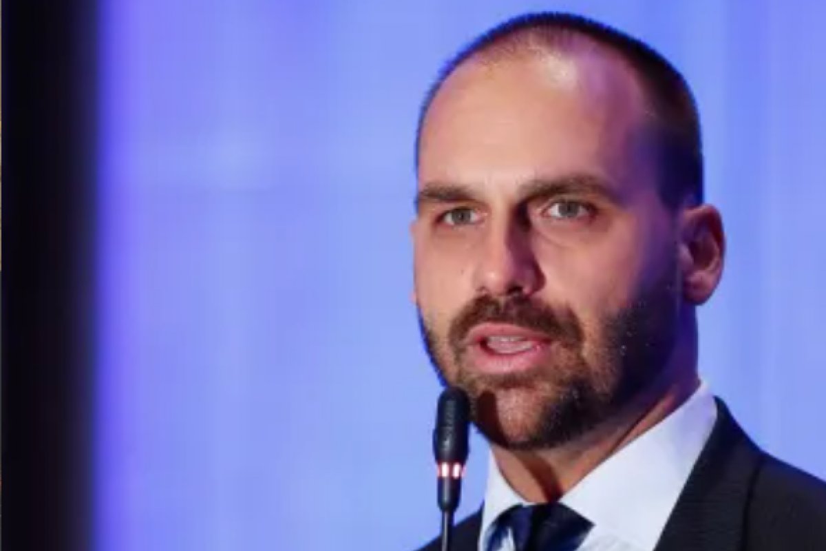 "Brasil será mergulhado no caos" se não ceder a Trump, diz Eduardo Bolsonaro à CNN Brasil