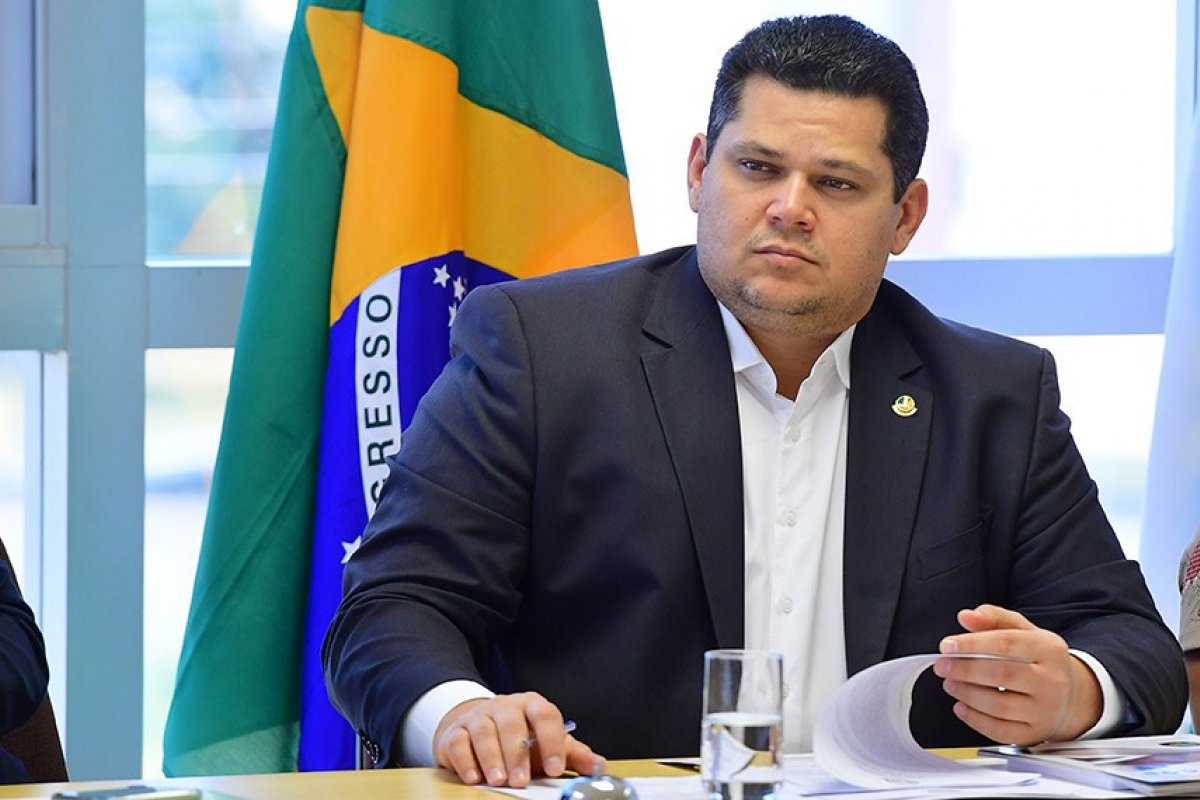 Presidente do Senado lamenta intolerância e preconceito na internet